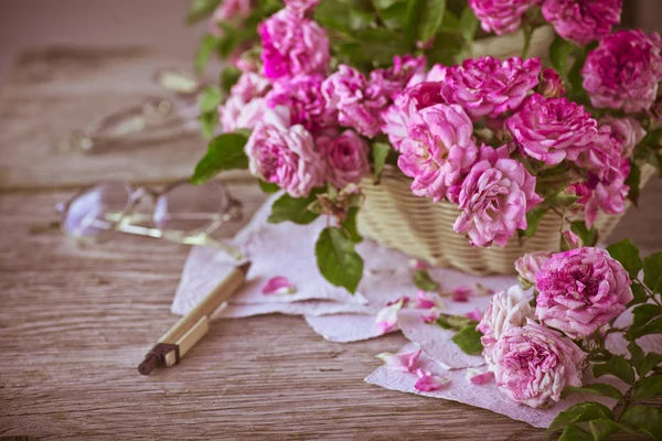 Rosas rosadas con gafas — Foto de Stock