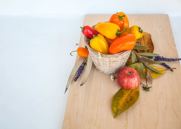 Осенняя тема с перцем в корзине — стоковое фото