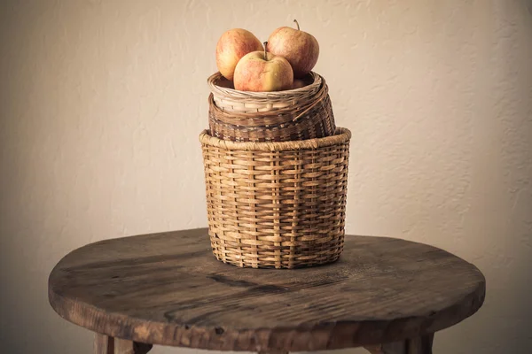 Jonagold-Äpfel in Körben — Stockfoto