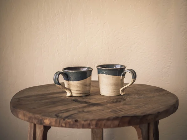 Canecas de café de cerâmica marrom — Fotografia de Stock