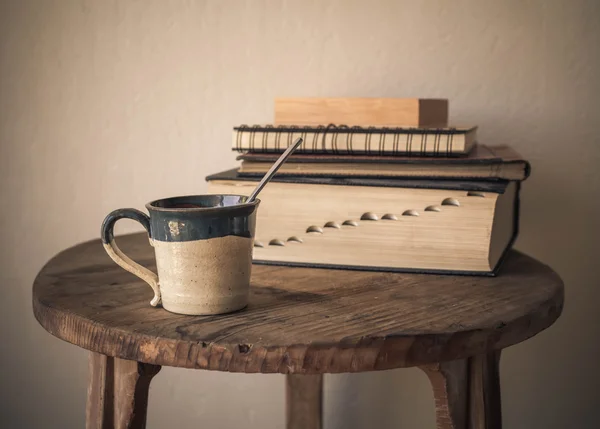 Un mucchio di libri e tazze vintage — Foto Stock