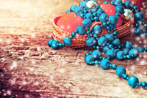 Синие серебряные украшения с бисером ожерелье и шары — стоковое фото