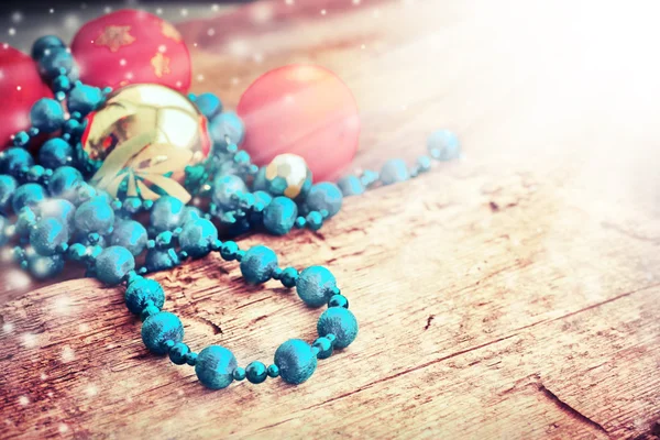 Синие серебряные украшения с бисером ожерелье и шары — стоковое фото