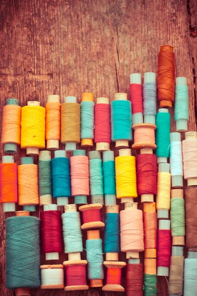 Bobinas con hilos de colores —  Fotos de Stock