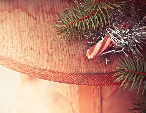赤と白のキャンディ、モミの枝と背景 — ストック写真