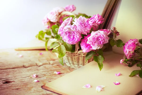 Pink roses and notebook — Stock Photo, Image