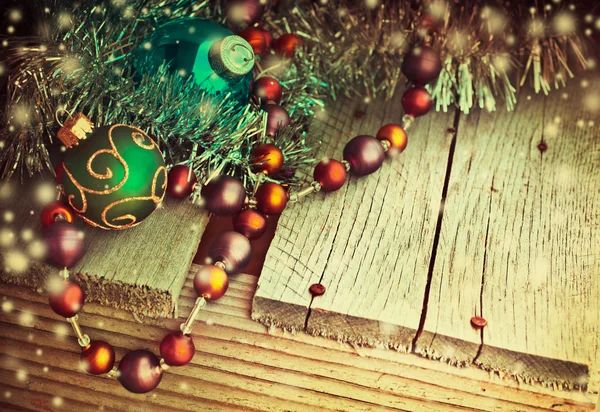 Фон з різдвяною прикрасою, ялинковими гілками — стокове фото