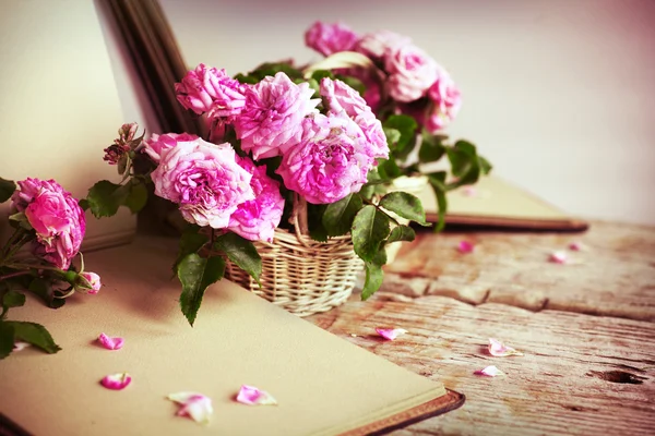 Pink roses and notebook — Stock Photo, Image