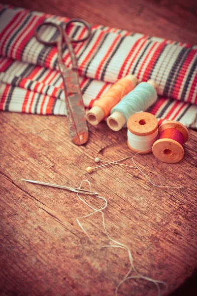 Scissors and bobbins with threads — Stock Photo, Image