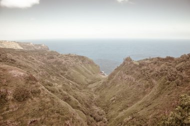 Dağ manzarası ile Pasifik Okyanusu