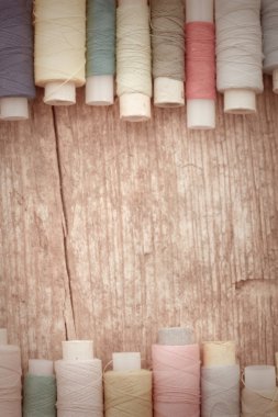 bobin ile renkli iplik