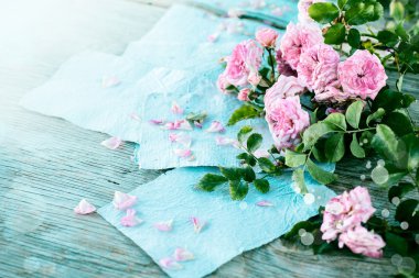 Ahşap masa raporları ile pembe güller