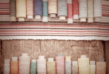 bobin konu ve çizgili kumaş