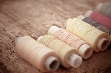 bobin ile renkli iplik