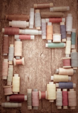 bobin ile renkli iplik