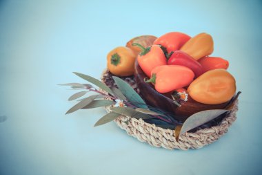 Küçük biber, sonbahar yaprakları ile arka plan