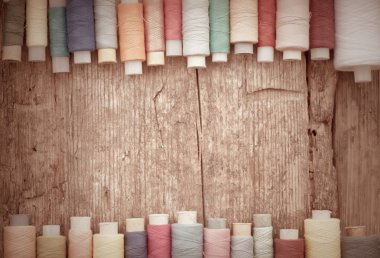 bobin ile renkli iplik