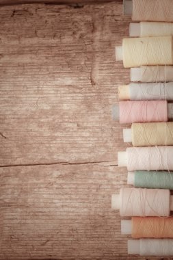 bobin ile renkli iplik