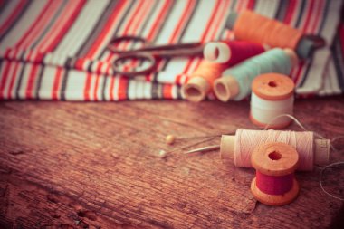 Makas, kumaş ve bobin konu ile