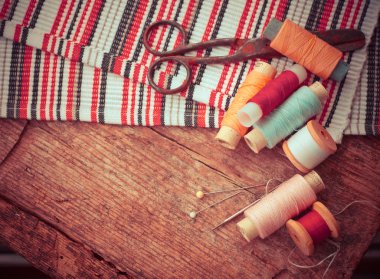 Makas, kumaş ve bobin konu ile