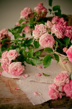 Ahşap masa raporları ile pembe güller