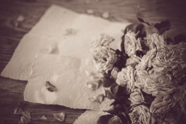 Güller ve beyaz evrak