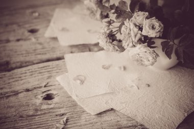 Güller ve beyaz evrak