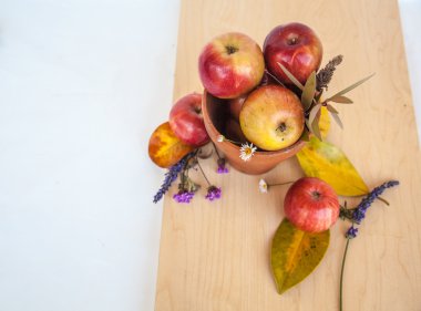 Arka plan ile elma ve yaprakları