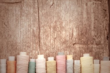 bobin ile renkli iplik