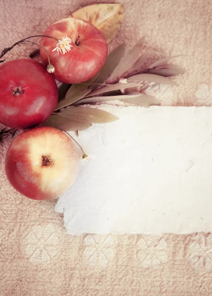 Bakgrunden med lite äpplen, höstlöv — Stockfoto