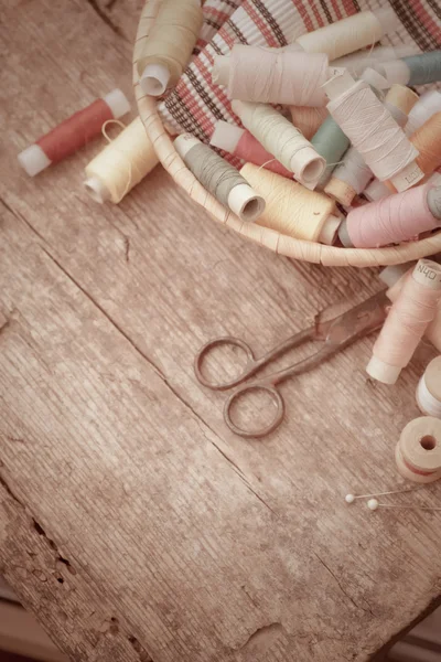 Scissors and bobbins with threads — Stock Photo, Image