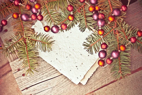 Perlenkette, weißes Papier und Tannenbaum — Stockfoto