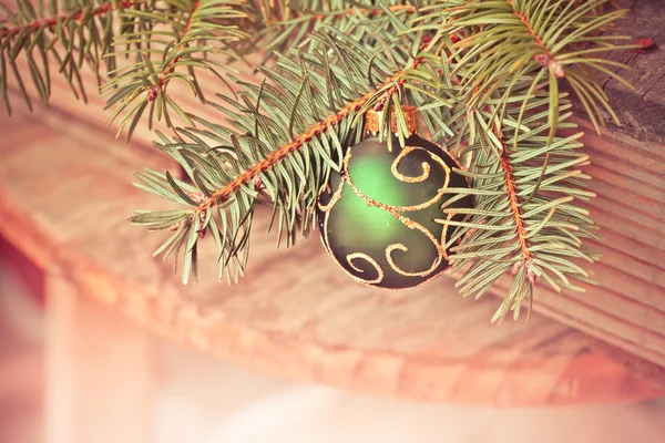 Pijnboom en Kerstmis bal — Stockfoto