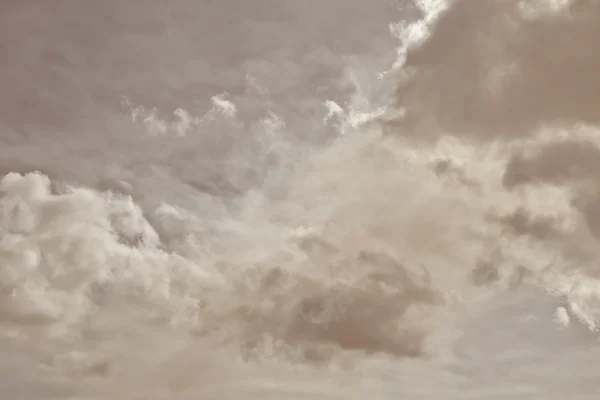 Nuages blancs dans le ciel bleu — Photo