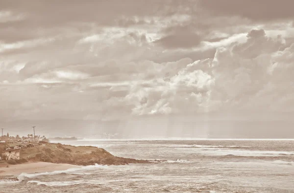 Paisaje con playa de arena y cielo nublado — Foto de Stock