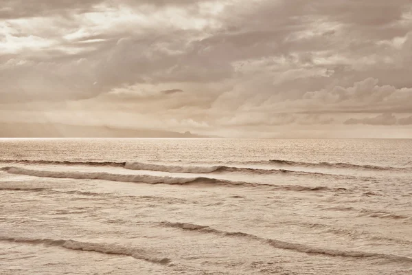 A homokos strandtól és a felhős ég táj — Stock Fotó