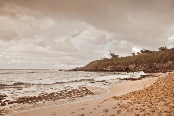 Landschap met zandstrand en bewolkte hemel — Stockfoto