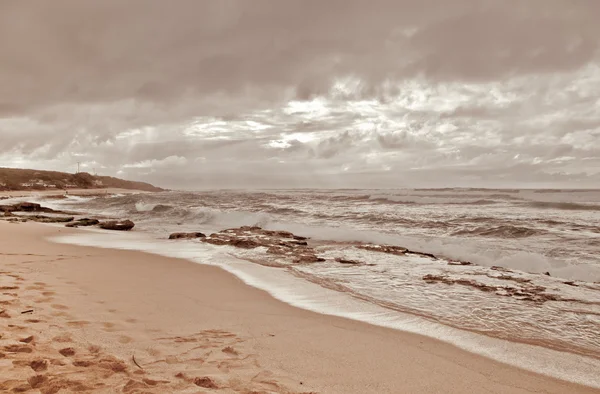 Paesaggio con spiaggia sabbiosa e cielo nuvoloso — Foto Stock
