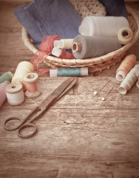 Scissors and bobbins with threads — Stock Photo, Image