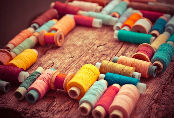 Bobinas com fios coloridos — Fotografia de Stock