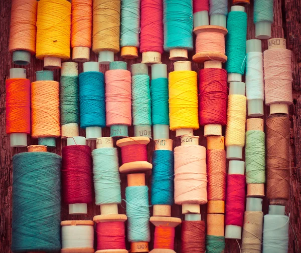 Bobine con fili colorati — Foto Stock