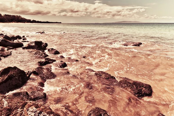 모래 해변과 흐린 하늘 풍경 — 스톡 사진