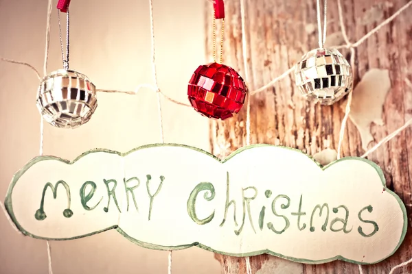 Barevné kuličky a veselé Vánoce dopis — Stock fotografie