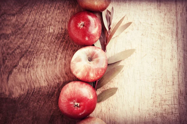 Fondo con pequeñas manzanas, hojas de otoño — Foto de Stock