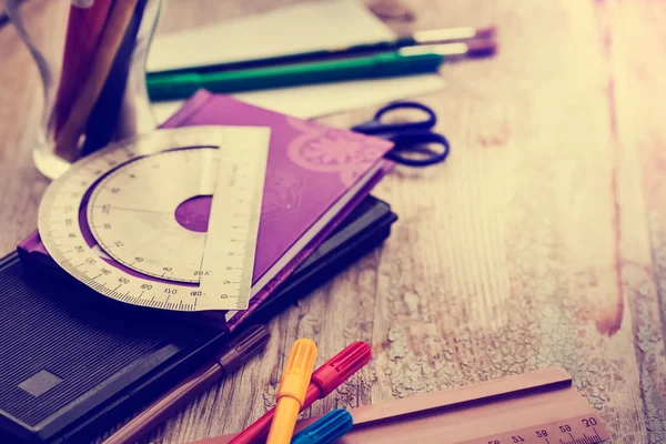 Okul arka plan beyaz kağıt, fırçalar, cetvel ile