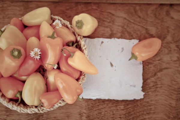 Hintergrund mit Paprika und weißen Papieren — Stockfoto