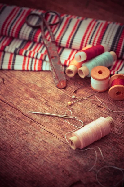 剪刀和纱的线程 — 图库照片