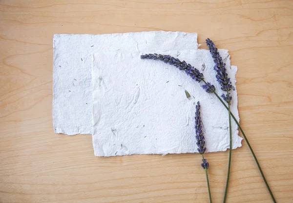 Hintergrund mit Lavendel und handgemachten Papieren — Stockfoto