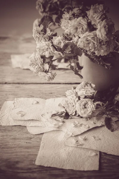 Rosas e papéis feitos à mão brancos — Fotografia de Stock