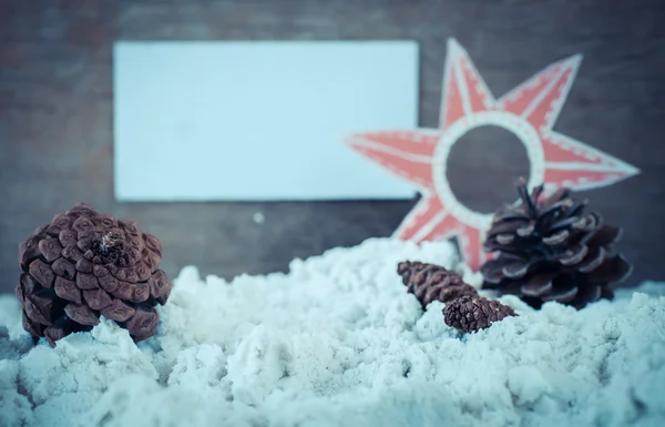 Handgemaakte Kerstmis decoratie, kegels en sneeuw — Stockfoto